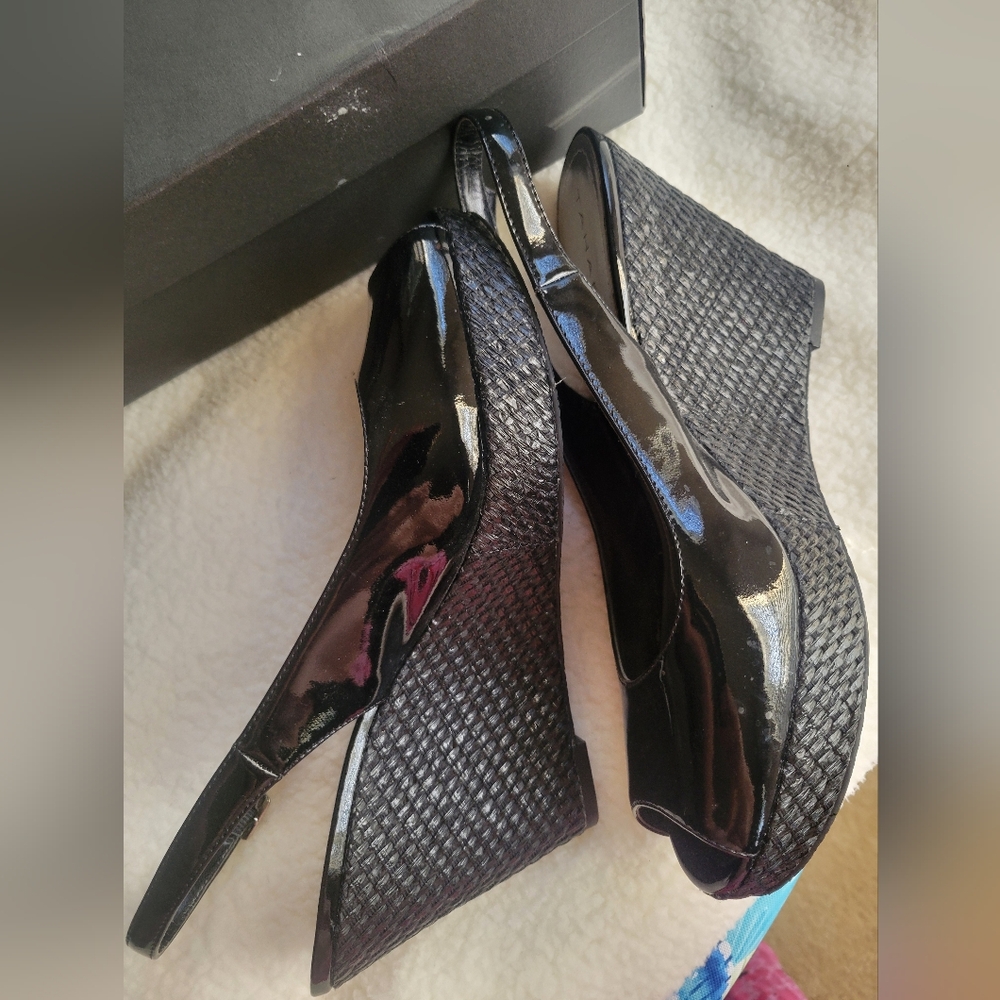 Tahari women's sling back wedge Black Paton sandals Size 9.5